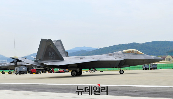 ▲ 국제 항공 우주 및 방위산업 전시회(ADEX2017)에서 시범비행을 하는 미군 F-22 랩터 전투기 ⓒ뉴데일리 오세진 기자