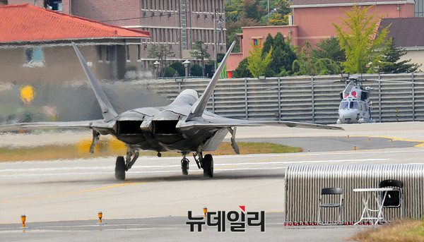 ▲ 국제 항공 우주 및 방위산업 전시회(ADEX2017)에서 시범비행을 위해 활주로로 진입하는 미군 F-22 랩터 전투기 ⓒ뉴데일리 오세진 기자