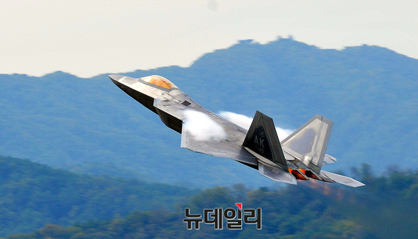 ▲ 국제 항공 우주 및 방위산업 전시회(ADEX2017)에서 시범비행을 하는 미군 F-22 랩터 전투기 ⓒ뉴데일리 오세진 기자