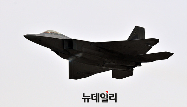▲ 국제 항공 우주 및 방위산업 전시회(ADEX2017)에서 시범비행을 하는 미군 F-22 랩터 전투기 ⓒ뉴데일리 오세진 기자