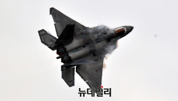 ▲ 국제 항공 우주 및 방위산업 전시회(ADEX2017)에서 시범비행을 하는 미군 F-22 랩터 전투기 ⓒ뉴데일리 오세진 기자