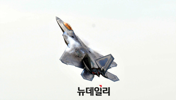 ▲ 국제 항공 우주 및 방위산업 전시회(ADEX2017)에서 시범비행을 하는 미군 F-22 랩터 전투기 ⓒ뉴데일리 오세진 기자