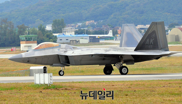 ▲ 국제 항공 우주 및 방위산업 전시회(ADEX2017)에서 시범비행을 하는 미군 F-22 랩터 전투기 ⓒ뉴데일리 오세진 기자
