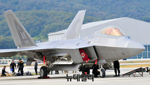 ▲ 국제 항공 우주 및 방위산업 전시회(ADEX2017)에서 시범비행 후 점검을 하는 미군 F-22 랩터 전투기와 정비사들 ⓒ뉴데일리 오세진 기자