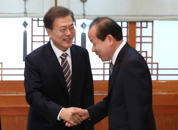 ▲ 김이수 전 헌법재판소장후보자는 국회에서 인준이 부결돼 더 이상 5부 요인이 아닌데도, 문재인 대통령은 지난 10일 그를 청와대로 초청해 인사를 했다. ⓒ뉴시스 사진DB