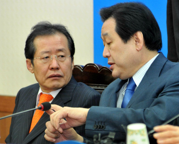 자유한국당 홍준표 대표와 바른정당 김무성 고문이 대화를 나누고 있다(자료사진). ⓒ뉴시스 사진DB
