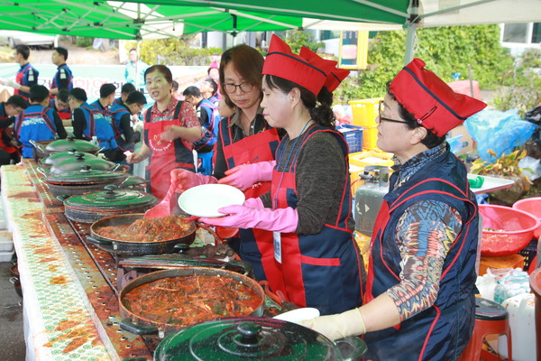 ▲ 지난해 초평붕어마을 붕어찜축제 행사장 모습.ⓒ진천군