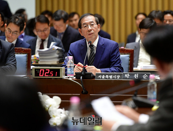 ▲ 17일 국회 행정안전위원회가 서울시 국정감사를 개최한 가운데 박원순 서울시장이 행안위 소속 의원들의 질의를 듣고 있다.ⓒ뉴데일리 정상윤 기자