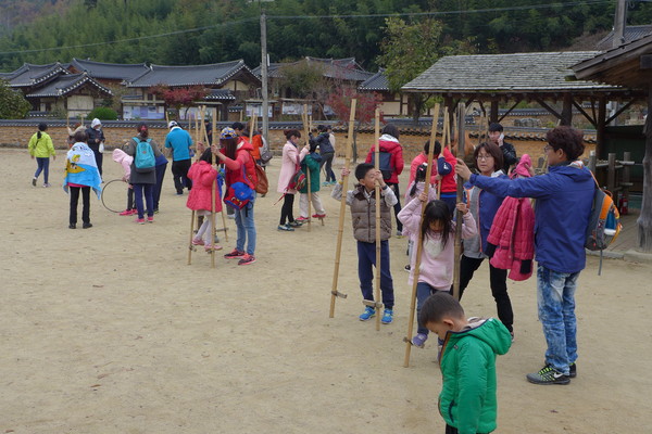 ▲ 경북도가 21일부터 11월5일까지 가을여행주간을 운영한다. 사진은 지난해 열린 고령군 개실마을 전통놀이체험.ⓒ경북도