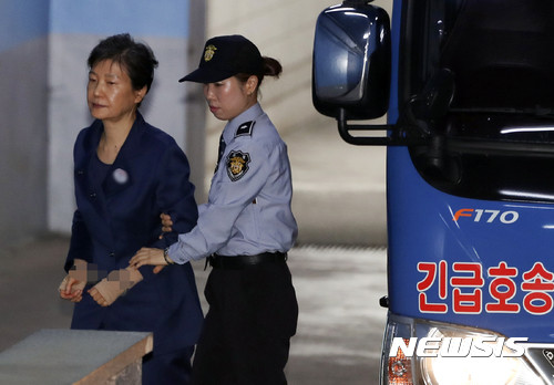 ▲ 16일 오전, 박근혜 전 대통령이 뇌물수수 등 혐의 80차 공판 출석을 위해 호송차량에서 내려 이동하고 있다. ⓒ 사진 뉴시스