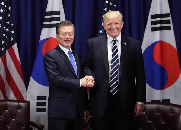 ▲ 문재인 대통령(왼쪽)과 도널드 트럼프 미국 대통령(오른쪽). ⓒ뉴시스 DB