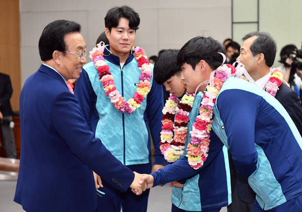 ▲ 김관용 경북도지사가 17일 도청에서 전국체전 선수단을 격려하고 있다.ⓒ경북도