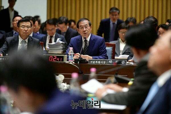 ▲ 박원순 서울시장이 17일 국회 행정안전위원회가 진행한 서울시 국정감사에 참석해 의원들의 발언에 답변하고 있다. ⓒ뉴데일리 정상윤 기자