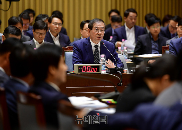 ▲ 17일 서울시청에서 국회 행안위 국감이 열린 가운데 박원순 서울시장이 의원들의 질의에 답하고 있다. ⓒ뉴데일리 정상윤 기자