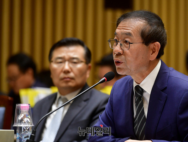 ▲ 박원순 서울시장이 17일 국회 행정안전위원회가 진행한 서울시 국정감사에 참석해 의원들의 발언에 답변하고 있다. ⓒ뉴데일리 정상윤 기자