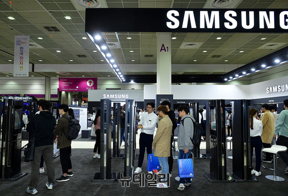 ▲ 17일 열린 'KES 2017'에서 관람객들이 삼성전자 '패밀리허브' 냉장고의 스마트기능을 체험하고 있다. ⓒ뉴데일리DB