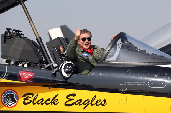 ▲ 문재인 대통려이 17일 ADEX2017에 참석해 T-50에 올라 엄지를 치켜세우고 있다. ⓒ 청와대