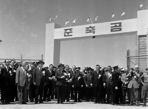 ▲ 1961년 4월 충주 비료공장 준공식 사진. 이승만 대통령이 1955년 착공한 이 비료공장은 규모가 커서 자금조달 차질로 공사가 늦어져 4.19 이듬해 봄에 준공, 민주당 정부 장면총리가 참석하였다. 그리고 다음달 5.16 쿠데타를 맞는다.