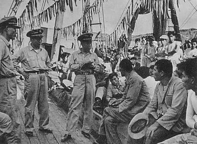 ▲ 평화선을 침범하는 일본 어선을 나포하여 억류된 일본어부들을 한국해군이 심문하고 있다.(자료사진)