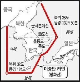 ▲ 평화선을 침범하는 일본 어선을 나포하여 억류된 일본어부들을 한국해군이 심문하고 있다.(자료사진)