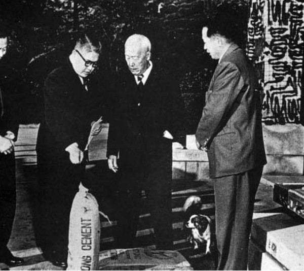 ▲ 문경 시멘트 공장 준공 후에 생산품을 돌아보는 이대통령.