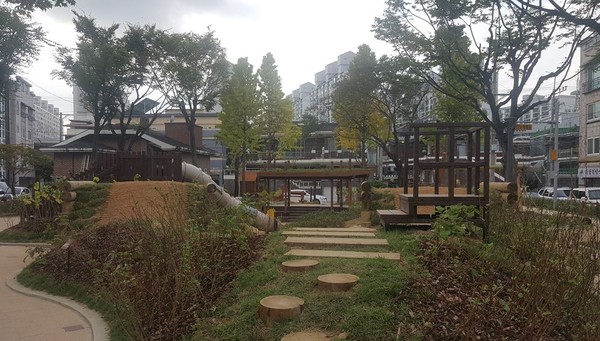 ▲ 생태놀이터로 변신한 충북 청주시 흥덕구 복대동 버드나무어린이공원.ⓒ청주시