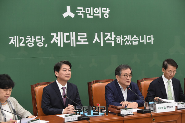 ▲ 국민의당 안철수 대표와 김태일 제2창당위원장. ⓒ뉴데일리 이종현 기자