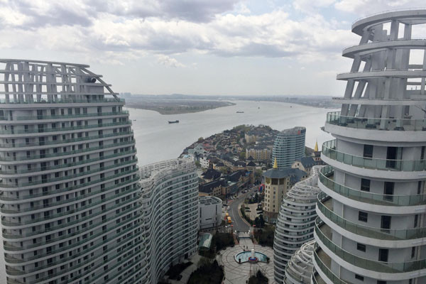 ▲ 최근 중국과 북한 접경 지역 도시에 북한 젊은이들이 나타나 호화 아파트를 매입하고 다닌다고 한다. 사진은 中단둥 남부 신도시의 신축 아파트. ⓒ中WFSU 부동산 관련보도 화면캡쳐.