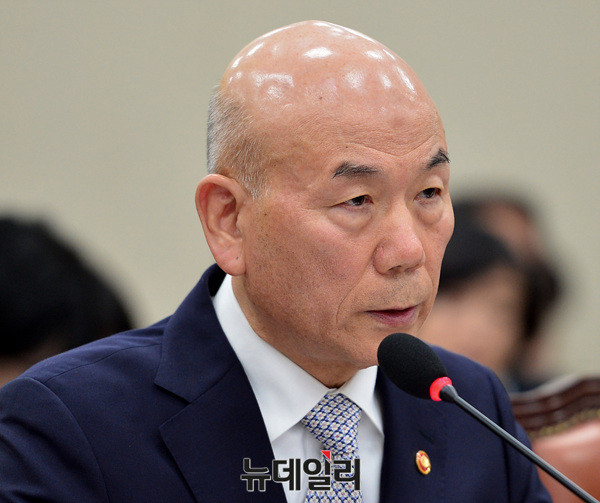 13일 국회 국정감사에 참석한 이효성 방통위원장.ⓒ뉴데일리 공준표 기자.
