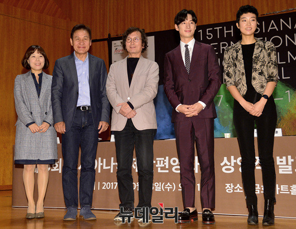 ▲ 왼쪽부터 지세연 프로그래머, 안성기 집행위원장, 정지영 심사위원장, 이제훈, 이주영 특별심사위원장 ⓒ 뉴데일리 공준표