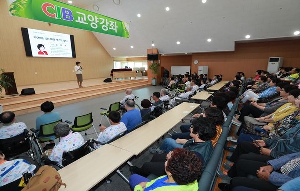 ▲ 김양희 충북도의장이 CJB교양강좌에서 자신의 정치적 경험담을 이야기하고 있다.ⓒ충북도의회