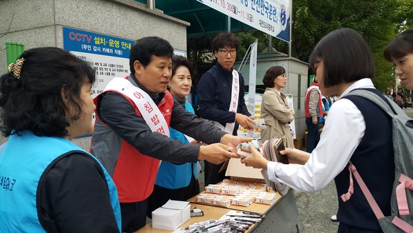 ▲ 렛츠런 한국마사회 대전지사가 대전소비자공익네트워크와 함께 ‘청소년 아침밥 먹기 캠페인’ 나눔 행사를 가졌다.ⓒ렛츠런 한국마사회 대전지사