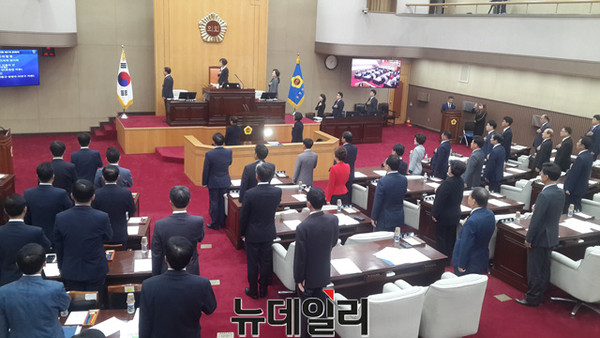 ▲ 충북도의회 임시회 국민의례 모습.ⓒ김종혁 기자