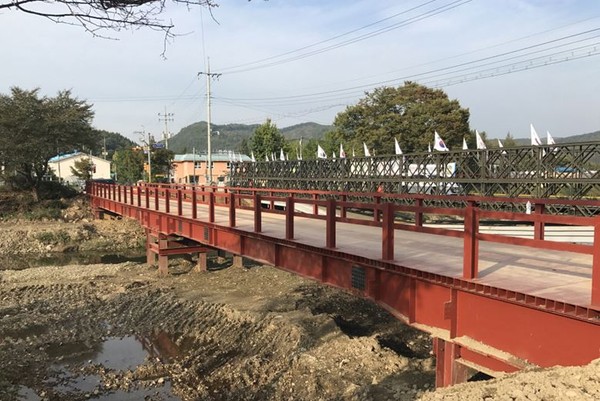 ▲ 지난 7월 수해로 무너진 충북 청주시 낭성면 전하울교 공사모습.ⓒ청주시