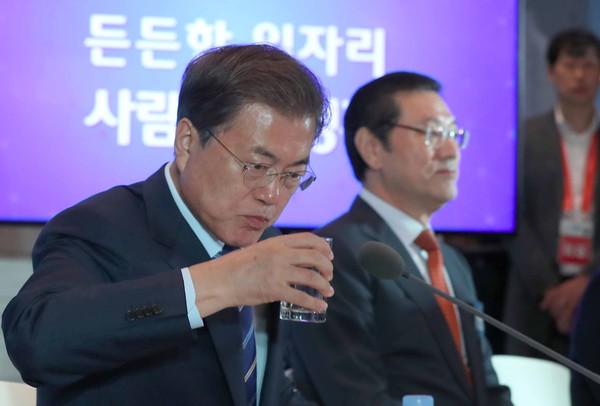 ▲ 문재인 대통령의 18일 일자리위원회 3차회의에서 모습. 물을 마시는 모습이다. ⓒ뉴시스 DB