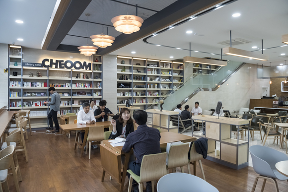 ▲ SK네트웍스 명동사옥 1층 '채움' Library Cafe 전경. ⓒSK네트웍스