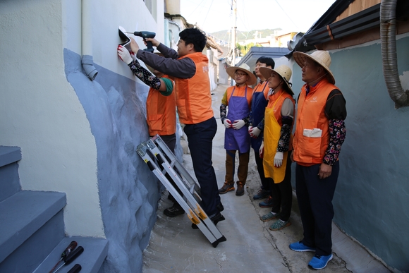 ▲ ㈜한화/기계, 한화디펜스, 한화테크윈, 한화지상방산 임직원들이 창원시 교방동 일대 골목길에 태양광 가로등을 설치하고 있다.ⓒ한화그룹