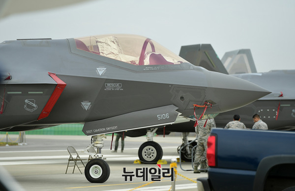 ▲ 지난 2015년 아덱스에서 전시된 F-35A 전투기 실물크기의 모형. ⓒ 뉴데일리 정상윤