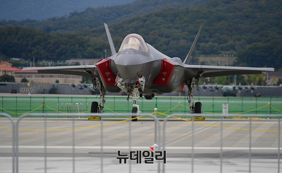 ▲ 지난 2015년 아덱스에서 전시된 F-35A 전투기 실물크기의 모형. ⓒ 뉴데일리 정상윤