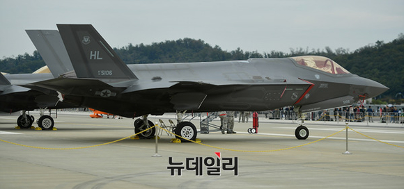 ▲ 지난 2015년 아덱스에서 전시된 F-35A 전투기 실물크기의 모형. ⓒ 뉴데일리 정상윤