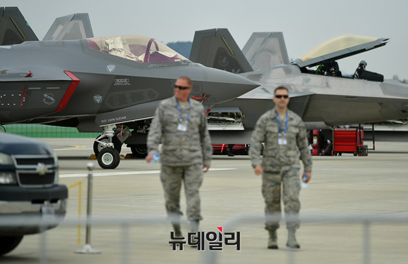 ▲ 지난 2015년 아덱스에서 전시된 F-35A 전투기 실물크기의 모형. ⓒ 뉴데일리 정상윤