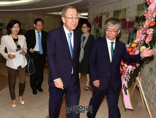 ▲ 반기문 전 유엔사무총장이 지난 7월 18일 프레스센터에서 열린 외교대토론회에 참석하기 위해 회의장으로 들어서고 있다. ⓒ뉴데일리 정상윤 기자