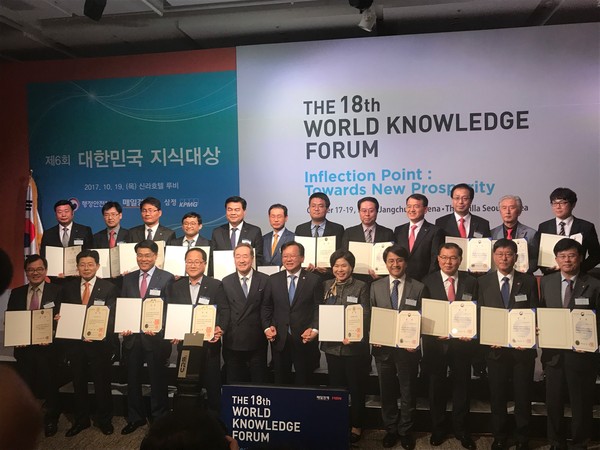 ▲ 충남도가 19일 전국 최초로 5년 연속 ‘제6회 대한민국 지식대상’ 수상기관에 선정돼 대통령상을 받았다.ⓒ충남도