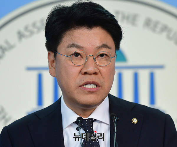 ▲ 장제원 자유한국당 정치보복대책특위 대변인이 19일 국회 정론관에서 기자회견을 열어 브리핑을 하고 있다. ⓒ뉴데일리 정상윤 기자