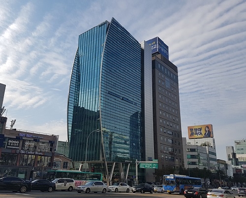 ▲ 포스메이트가 포스코동우회에 지분 70%를 넘기는 신논현타워 전경. =이보배 기자