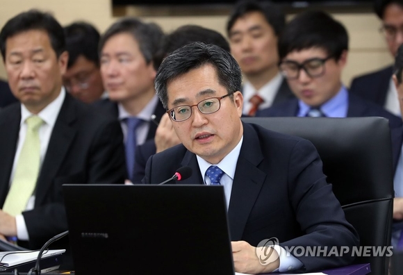 ▲ 19일 기재위 국감에서 답변을 하고 있는 김동연 부총리  ⓒ연합뉴스 제공