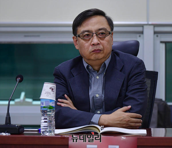 ▲ 19일 국회의원회관에서 강효상 자유한국당 의원 주최로 '공영방송을 정치에서 해방시키자' 세미나가 열린 가운데 한정석 미래한국 편집위원이 토론을 경청하고 있다.ⓒ뉴데일리 정상윤 기자.