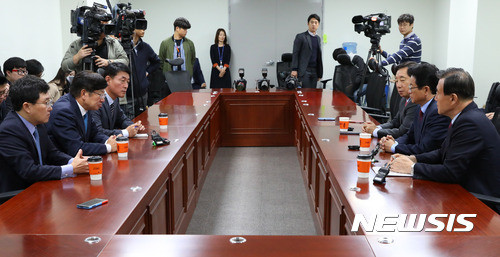 ▲ 20일 오전 서울 여의도 국회 의원회관 제3간담회의실에서 열린 보수대통합 추진 자유한국당-바른정당 3선 의원 모임에 참석한 의원들이 회의를 하고 있다. 왼쪽부터 바른정당 김용태, 이종구, 황영철 의원, 자유한국당 김성태, 이철우, 홍문표 의원. ⓒ뉴시스