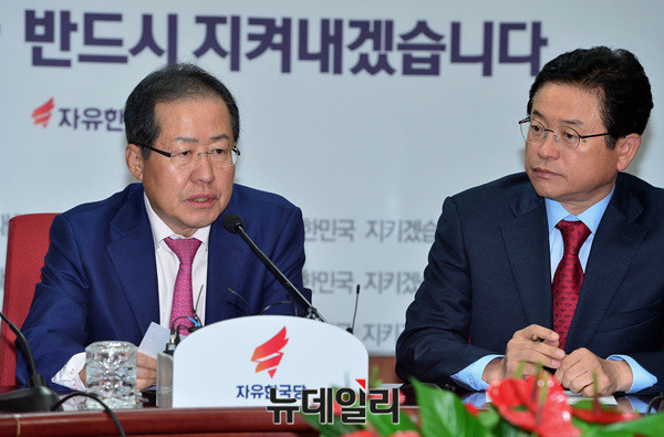 ▲ 자유한국당 홍준표 대표와 보수통합추진위원회 위원을 맡고 있는 같은당 이철우 최고위원. ⓒ뉴데일리 공준표 기자