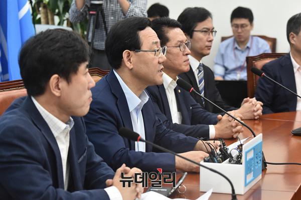 ▲ 바른정당 주호영 대표권한대행이 발언하는 가운데, 통합파의 김영우 최고위원, 자강파의 하태경 최고위원과 정운천 최고위원이 이를 경청하고 있다. ⓒ뉴데일리 이종현 기자